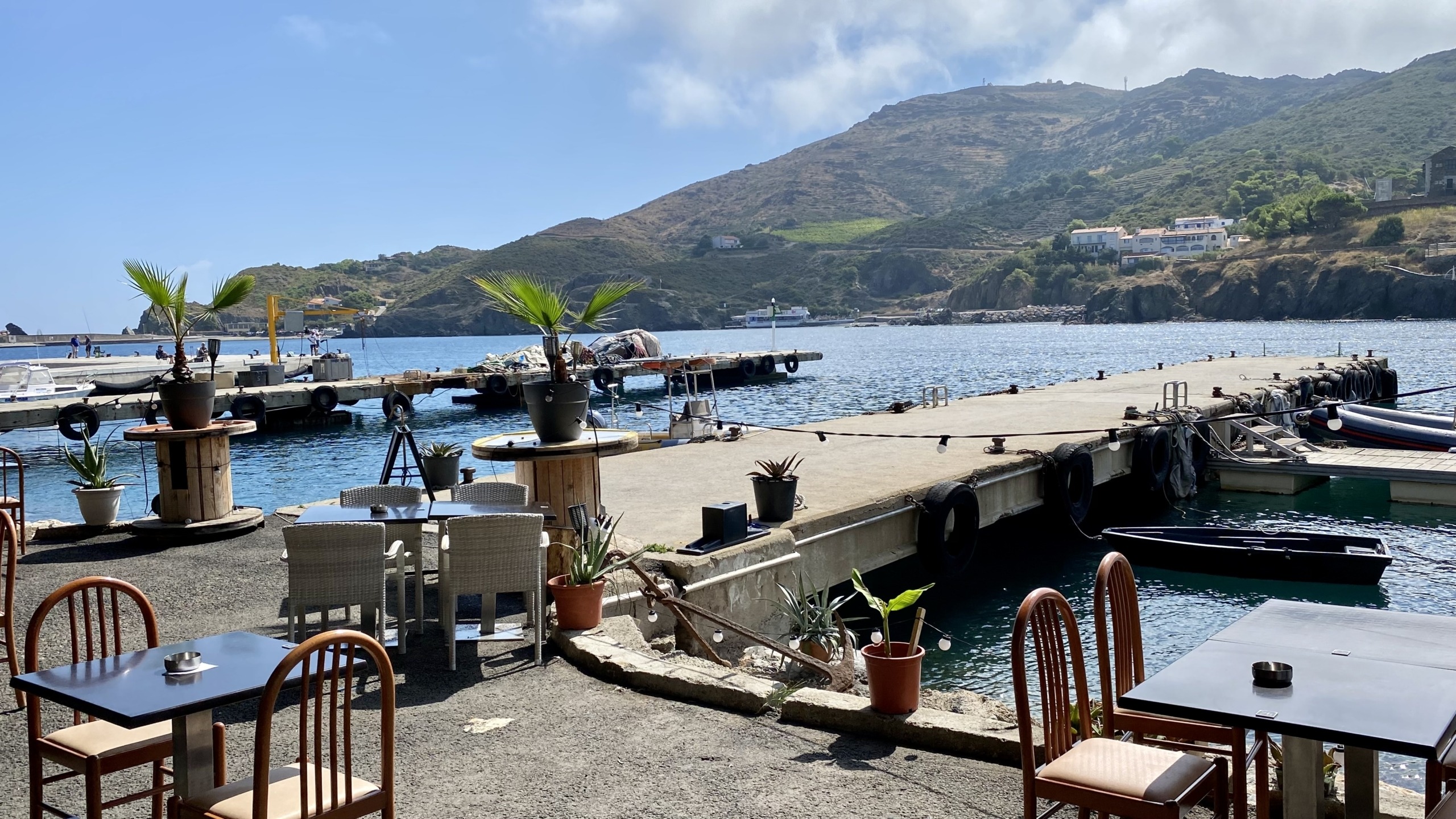 Restautant le p’tit ponton : vue sur le cap béar et ambiance club de plongée Restautant le p'tit ponton : vue sur le cap béar et ambiance club de plongée