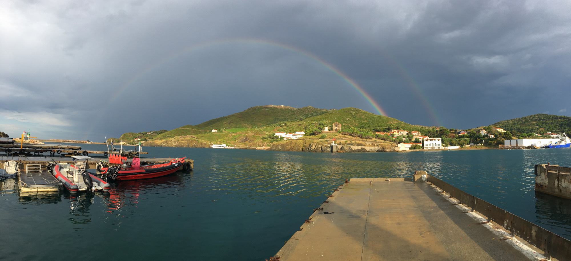 accès direct aux bateaux depuis le centre et vue imprenable sur la cap béar