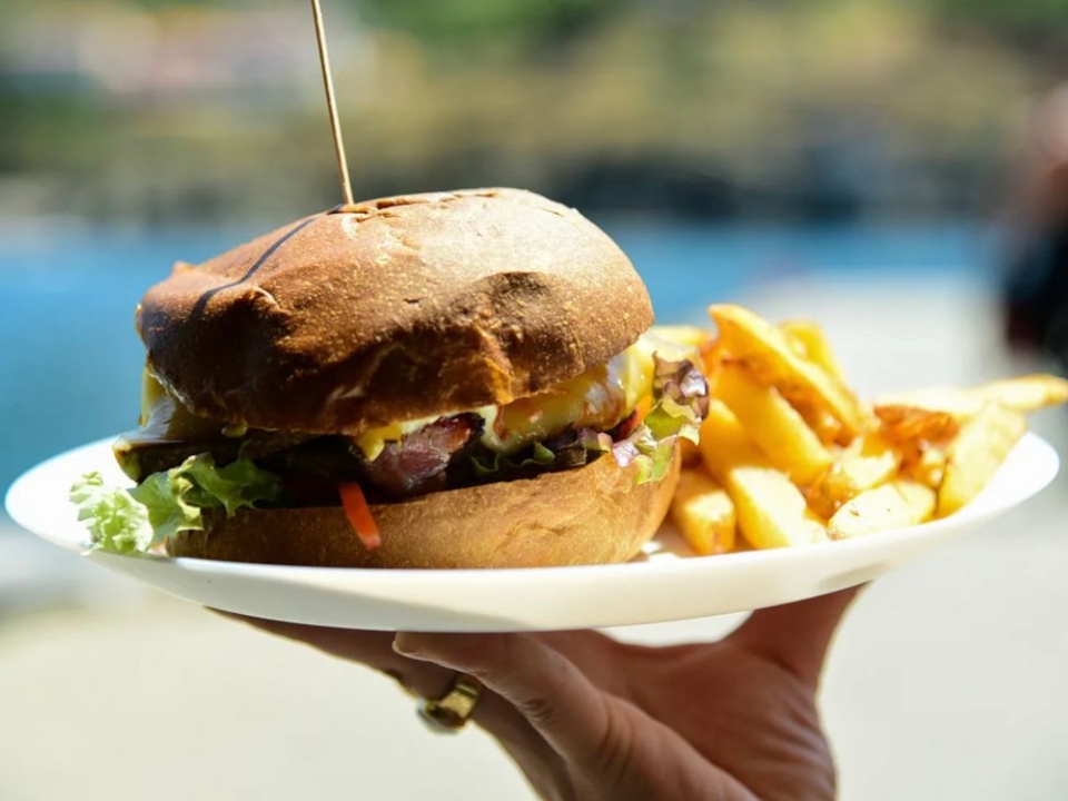 Restaurant le p'tit ponton, le fameux hamburger sur mesure avec ses frites maison