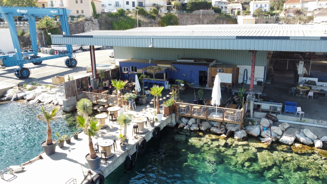 Restautant le p'tit ponton : vue sur le cap béar et ambiance club de plongée